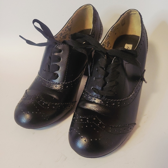 AEO Classic Black Brogue Heels - Picture 1 of 12